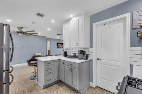 House in Hollywood, Florida 2 bedrooms, 108.14 sq.m. № 2067457 - photo 14