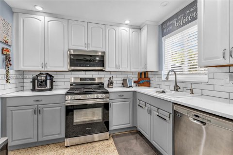 House in Hollywood, Florida 2 bedrooms, 108.14 sq.m. № 2067457 - photo 3