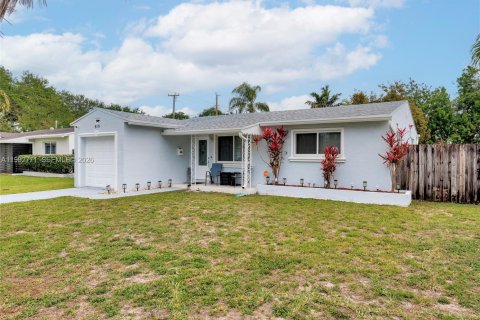 House in Hollywood, Florida 2 bedrooms, 108.14 sq.m. № 2067457 - photo 25