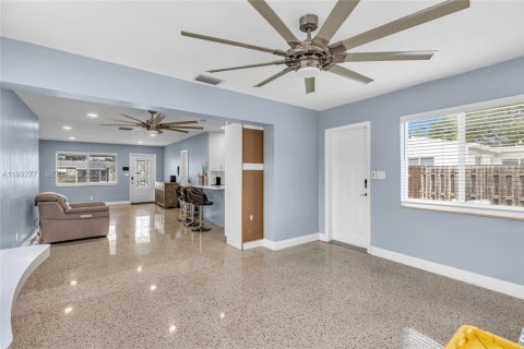 House in Hollywood, Florida 2 bedrooms, 108.14 sq.m. № 2067457 - photo 18