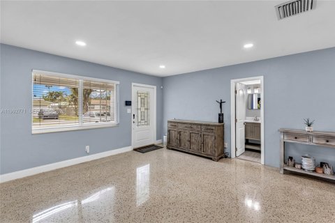 House in Hollywood, Florida 2 bedrooms, 108.14 sq.m. № 2067457 - photo 4