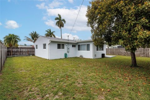 House in Hollywood, Florida 2 bedrooms, 108.14 sq.m. № 2067457 - photo 27