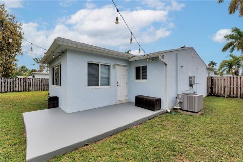 House in Hollywood, Florida 2 bedrooms, 108.14 sq.m. № 2067457 - photo 30