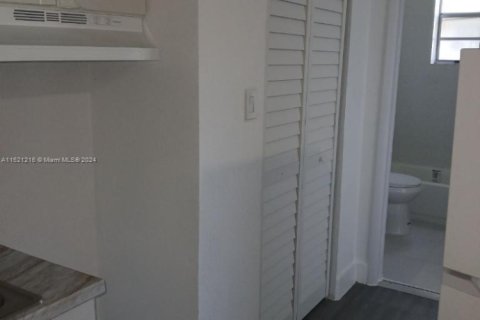 Villa ou maison à louer à Miami, Floride: 1 chambre, 917.6 m2 № 1698296 - photo 5