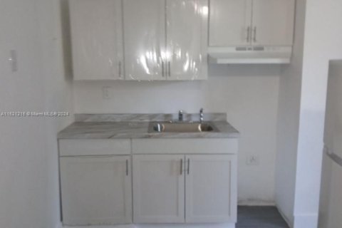 Villa ou maison à louer à Miami, Floride: 1 chambre, 917.6 m2 № 1698296 - photo 1