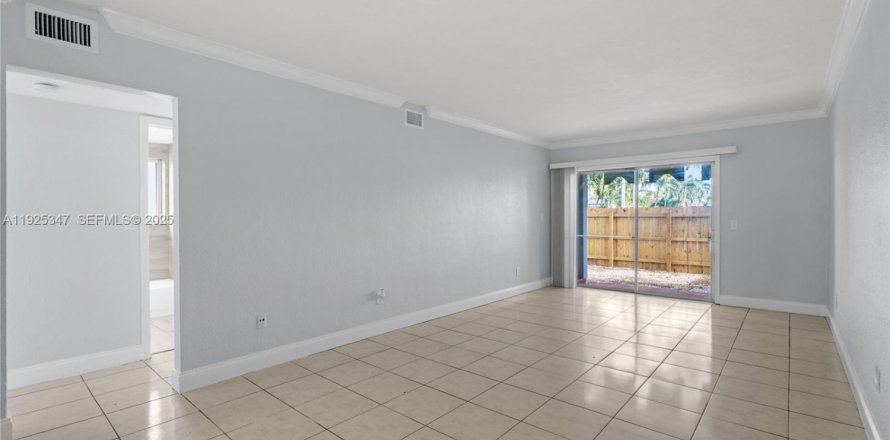 Condo in North Miami Beach, Florida, 2 bedrooms № 1987667