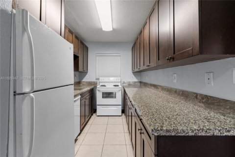 Condo in North Miami Beach, Florida, 2 bedrooms № 1987667 - photo 3