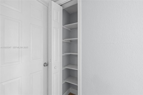 Condo in North Miami Beach, Florida, 2 bedrooms № 1987667 - photo 16