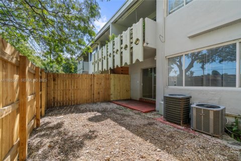 Condo in North Miami Beach, Florida, 2 bedrooms № 1987667 - photo 28