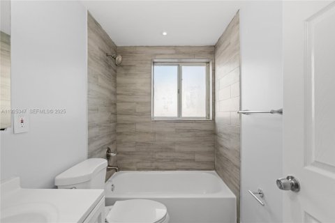 Condo in North Miami Beach, Florida, 2 bedrooms № 1987667 - photo 12