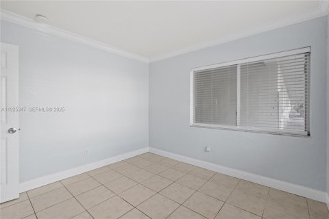 Condo in North Miami Beach, Florida, 2 bedrooms № 1987667 - photo 10