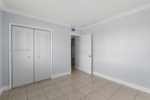 Condo in North Miami Beach, Florida, 2 bedrooms № 1987667 - photo 13