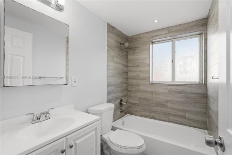 Condo in North Miami Beach, Florida, 2 bedrooms № 1987667 - photo 11