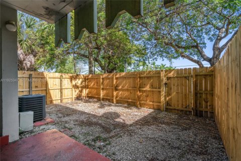 Condo in North Miami Beach, Florida, 2 bedrooms № 1987667 - photo 25