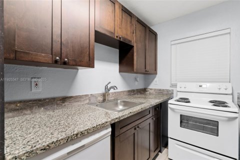 Condo in North Miami Beach, Florida, 2 bedrooms № 1987667 - photo 5