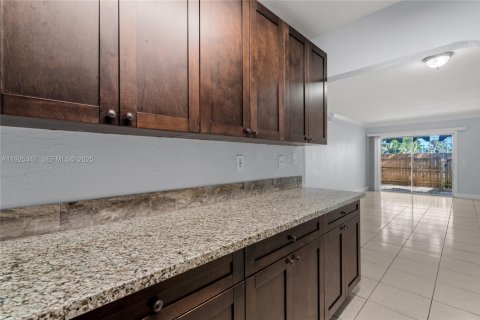 Condo in North Miami Beach, Florida, 2 bedrooms № 1987667 - photo 6