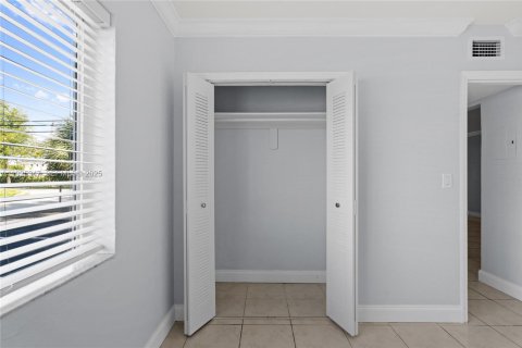 Condo in North Miami Beach, Florida, 2 bedrooms № 1987667 - photo 14