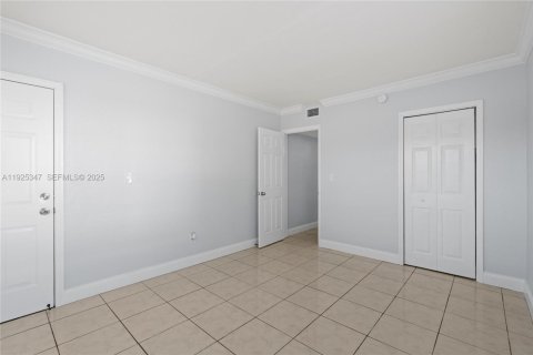 Condo in North Miami Beach, Florida, 2 bedrooms № 1987667 - photo 19