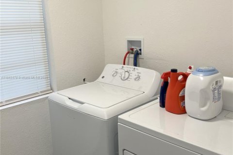 Casa en venta en Zephyrhills, Florida, 4 dormitorios, 200.2 m2 № 1957703 - foto 11