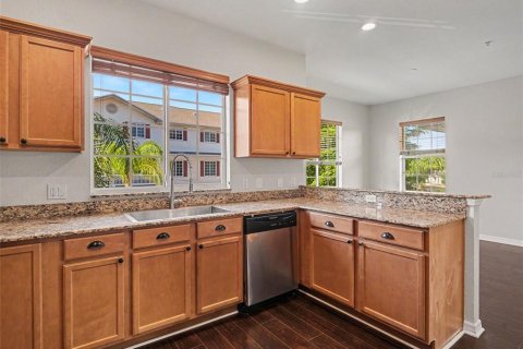 Townhouse in Palmetto, Florida 4 bedrooms, 241.92 sq.m. № 2127104 - photo 14