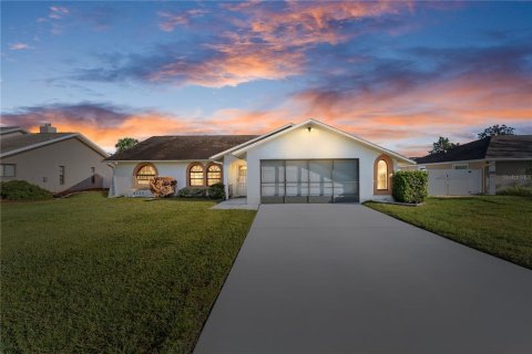 House in Spring Hill, Florida 2 bedrooms, 137.5 sq.m. № 2404986