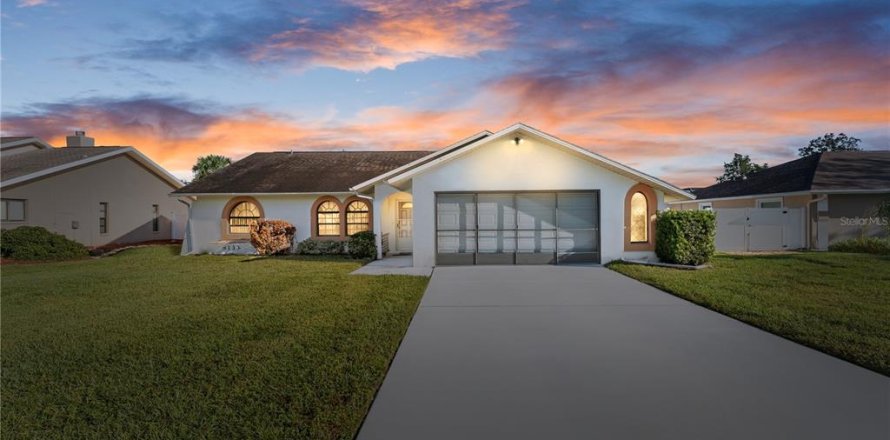 House in Spring Hill, Florida 2 bedrooms, 137.5 sq.m. № 2404986