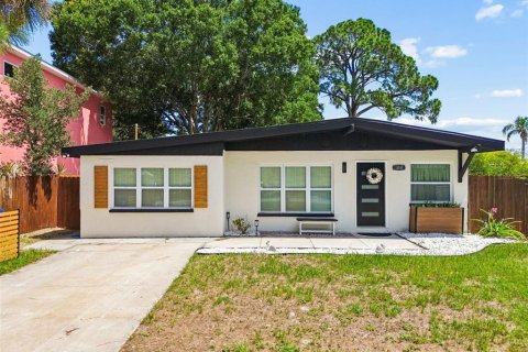 House in Palm Harbor, Florida 3 bedrooms, 123.75 sq.m. № 2167370
