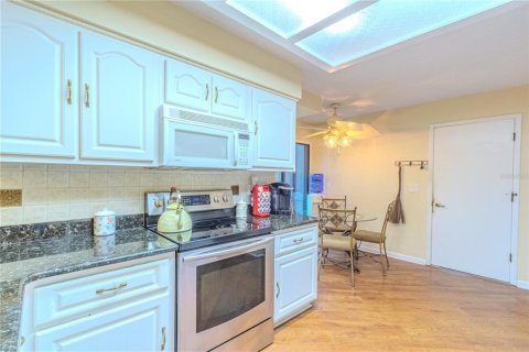 Townhouse in Ormond Beach, Florida 3 bedrooms, 182.27 sq.m. № 2157345 - photo 12