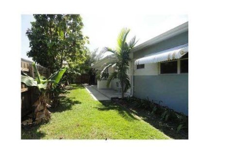 Villa ou maison à louer à Hallandale Beach, Floride: 2 chambres, 78.97 m2 № 1182044 - photo 1