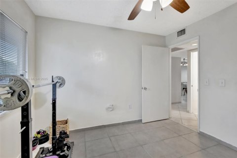 Condo in Pembroke Pines, Florida, 2 bedrooms  № 1712401 - photo 14