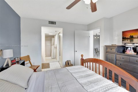 Condo in Pembroke Pines, Florida, 2 bedrooms  № 1712401 - photo 20