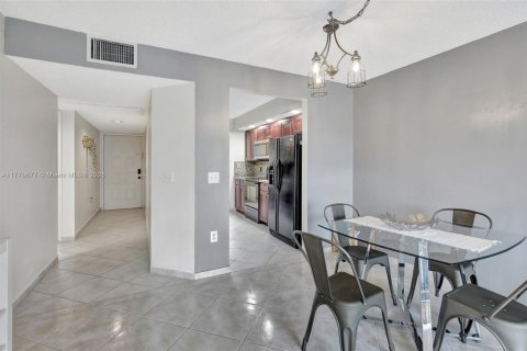 Condo in Pembroke Pines, Florida, 2 bedrooms  № 1712401 - photo 8
