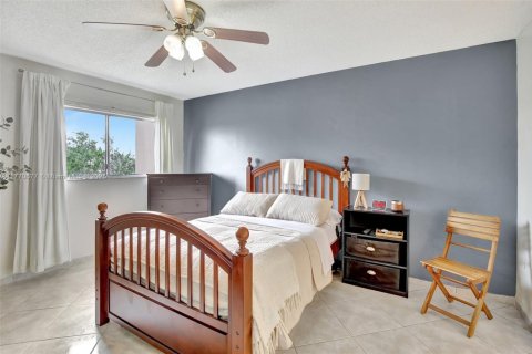 Condo in Pembroke Pines, Florida, 2 bedrooms  № 1712401 - photo 18