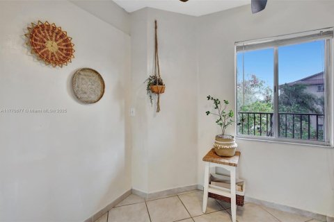 Condo in Pembroke Pines, Florida, 2 bedrooms  № 1712401 - photo 12