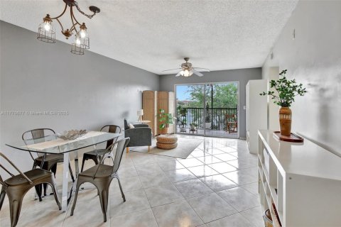 Condo in Pembroke Pines, Florida, 2 bedrooms  № 1712401 - photo 2