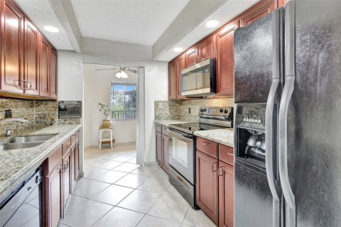 Condo in Pembroke Pines, Florida, 2 bedrooms  № 1712401 - photo 10