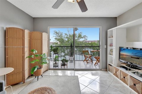 Condo in Pembroke Pines, Florida, 2 bedrooms  № 1712401 - photo 3