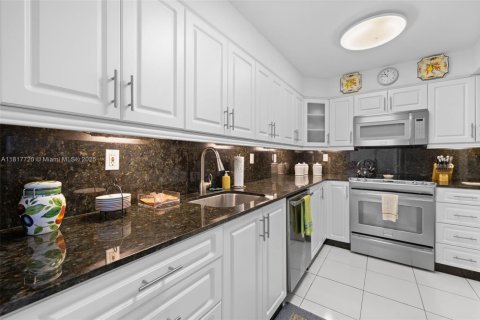 Condo in Surfside, Florida, 1 bedroom  № 1774365 - photo 6