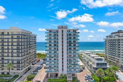 Condo in Surfside, Florida, 1 bedroom  № 1774365 - photo 15