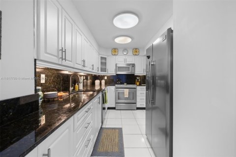 Condo in Surfside, Florida, 1 bedroom  № 1774365 - photo 5