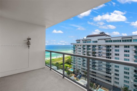 Condo in Surfside, Florida, 1 bedroom  № 1774365 - photo 13