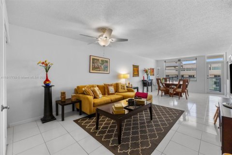 Condo in Surfside, Florida, 1 bedroom  № 1774365 - photo 2