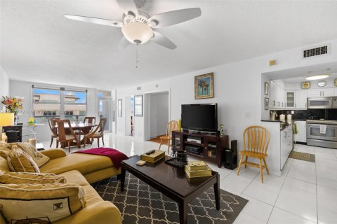 Condo in Surfside, Florida, 1 bedroom  № 1774365 - photo 3