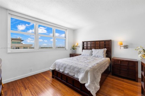 Condo in Surfside, Florida, 1 bedroom  № 1774365 - photo 10