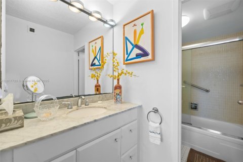 Condo in Surfside, Florida, 1 bedroom  № 1774365 - photo 12