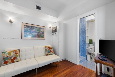 Condo in Surfside, Florida, 1 bedroom  № 1774365 - photo 7