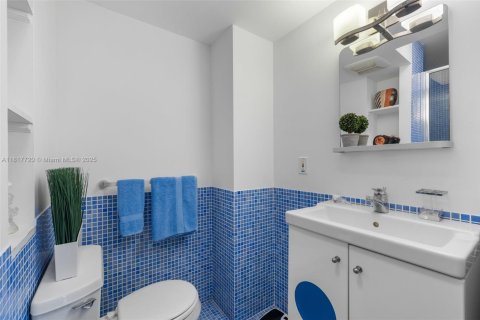 Condo in Surfside, Florida, 1 bedroom  № 1774365 - photo 8