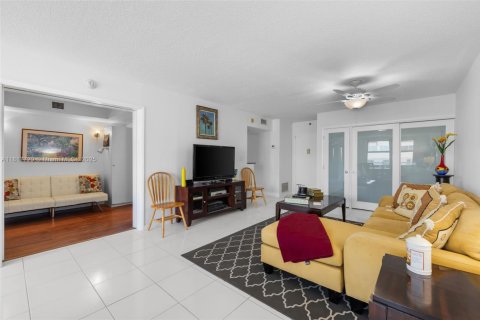Condo in Surfside, Florida, 1 bedroom  № 1774365 - photo 4