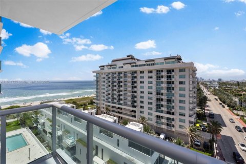 Condo in Surfside, Florida, 1 bedroom  № 1774365 - photo 1