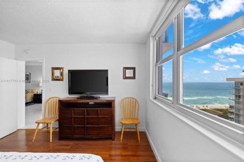 Condo in Surfside, Florida, 1 bedroom  № 1774365 - photo 11